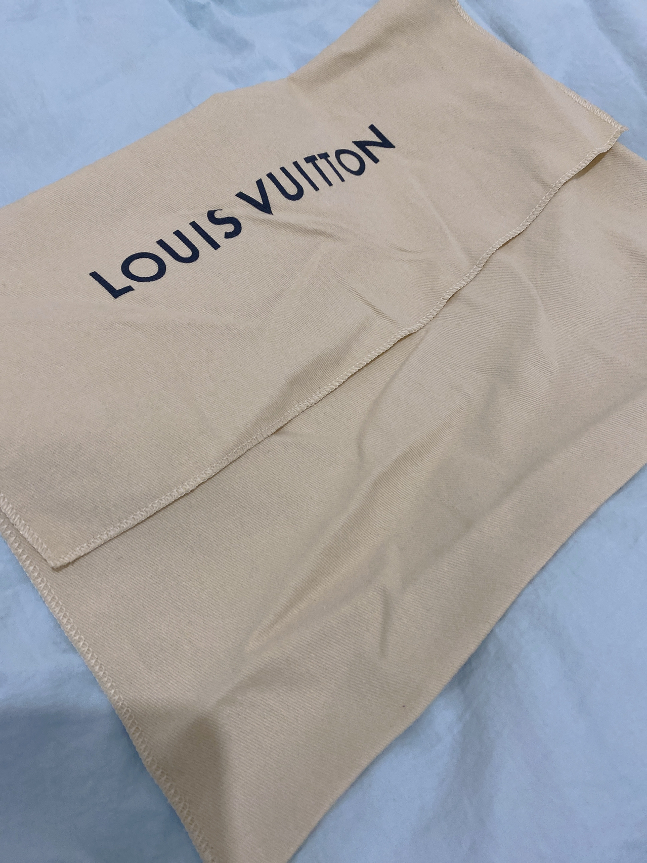 LV最新防塵袋，時(shí)尚界的秘密武器，保護你的珍貴物品不受塵埃侵擾??