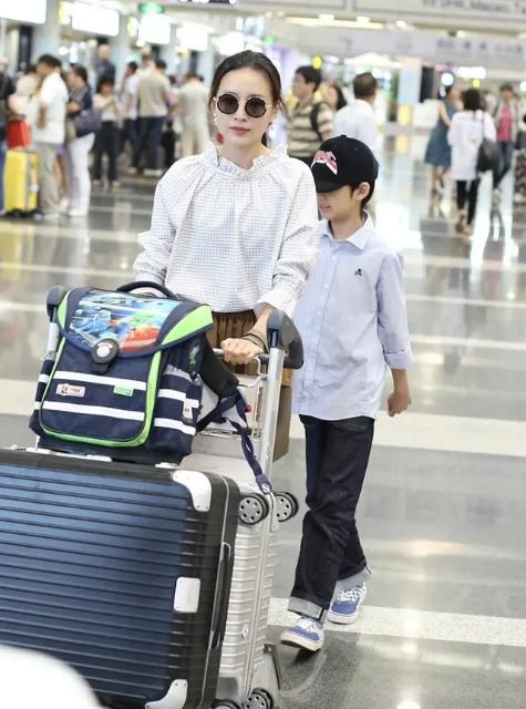 易烊千璽最新機場(chǎng)照曝光，時(shí)代之星閃耀機場(chǎng)之旅