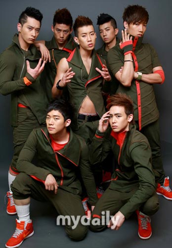 韓國2PM組合最新動(dòng)態(tài)，小巷音樂(lè )風(fēng)暴與隱藏小店探秘