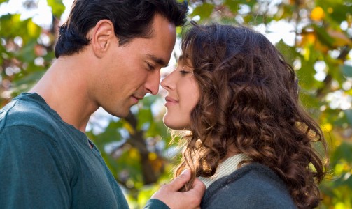 時(shí)代變遷下的新型親吻，情感表達的新方式