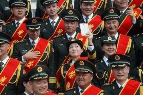 軍官轉業(yè)政策最新探索，小巷獨特風(fēng)味與轉業(yè)安置新動(dòng)向