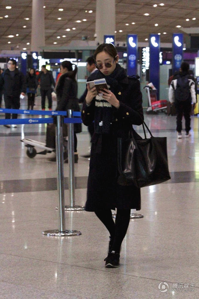 女星機場(chǎng)最新照片，星光下的溫馨相遇