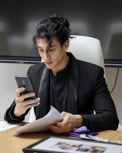 張演員男的舞臺與熒屏之旅，學(xué)習成長(cháng)與自信光芒的展現