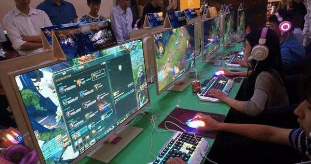 網(wǎng)吧LOL比賽，小巷中的熱血戰場(chǎng)激戰開(kāi)啟！