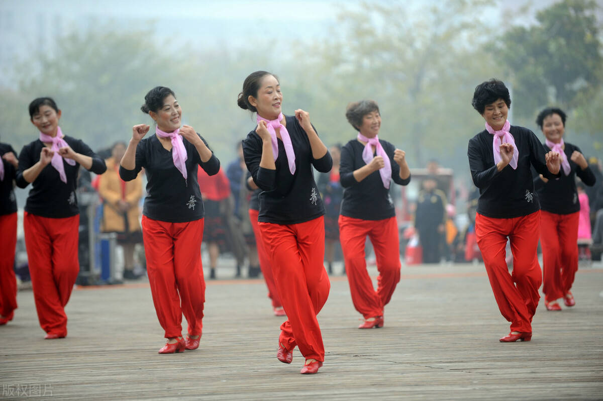 最新廣場(chǎng)舞共舞樂(lè )翻天，步驟指南與熱鬧狂歡