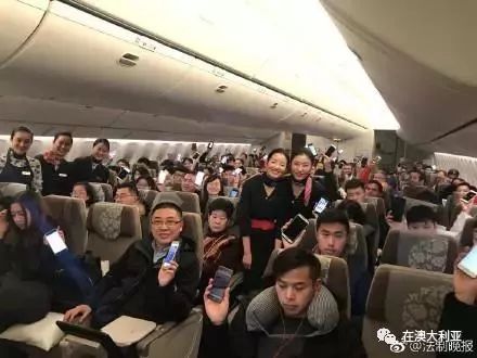 藍航空姐王靜新篇章，翱翔天際的溫暖使者，展現職業(yè)風(fēng)采與愛(ài)心傳遞