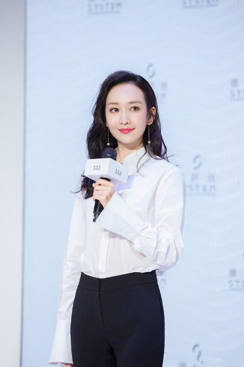 王鷗明星大偵探造型，自然美景中的心靈探索之旅