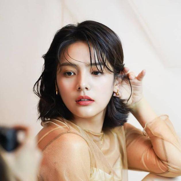 韓國年輕女演員引領(lǐng)科技潮流，未來(lái)高科技產(chǎn)品的魅力展示