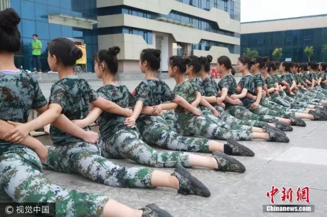 獨家揭秘，探索小巷深處的軍訓新風(fēng)尚——2025軍訓最新視頻亮相！