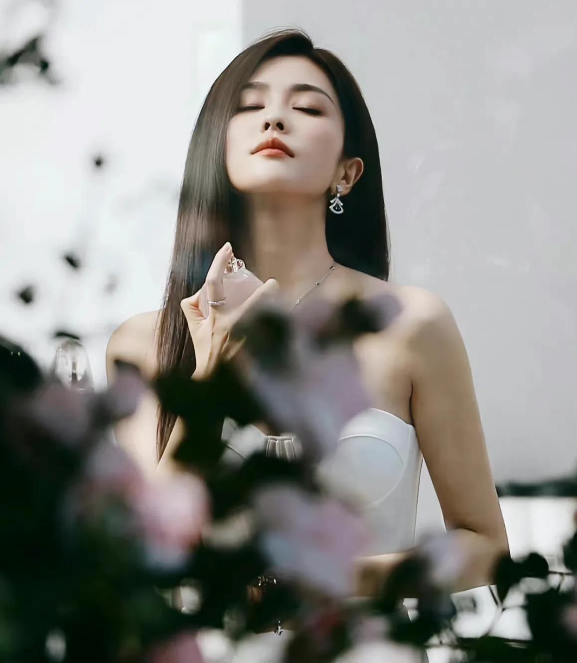 劉雯最新壁紙，時(shí)尚魅力的完美展現