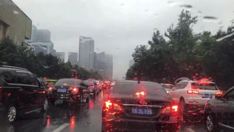 成都暴雨下的驚喜探索，小巷特色小店
